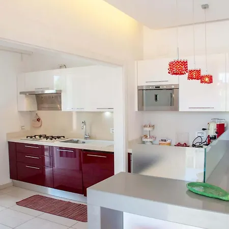 White Dahlia טורה סודה