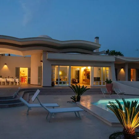 Villa White Dahlia