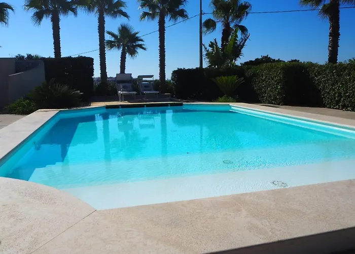 וילה White Dahlia *